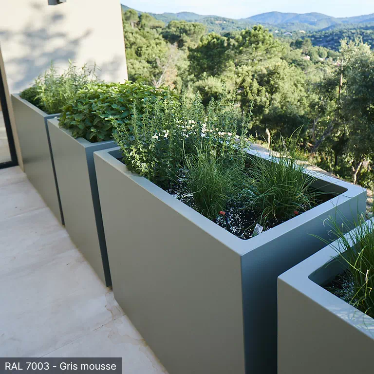 Jardinière composite fibre-résine coloris RAL 7003 Gris mousse sur terrasse